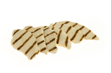 Izgara tavuk göğsü beyaz arka planda izole edilmiş.