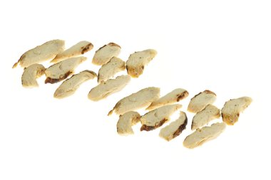 Beyaz arka planda izole edilmiş fırında tavuk göğsü şeritleri.