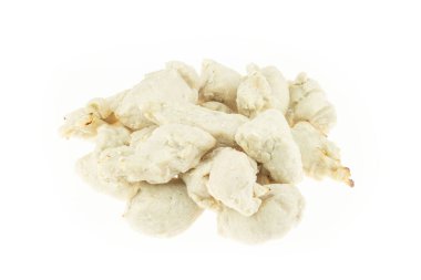 Buharda pişirilmiş göğüs tavuğu beyaz arka planda izole edilmiş.