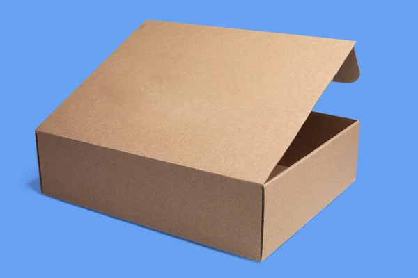 Mavi Arkaplanda Yarı Açık Karton Kutu Maket — Stok fotoğraf