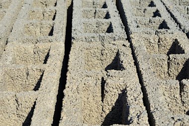 Palet üzerindeki beton blok