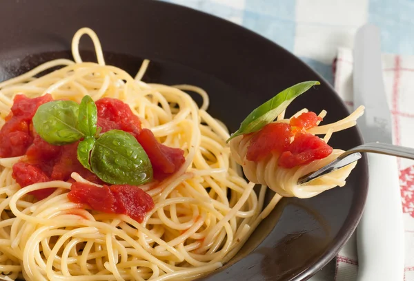 Espaguete com tomate fresco e manjericão — Fotografia de Stock