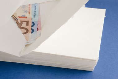 bir zarf içinde para vermek