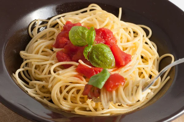Спагетти со свежими помидорами — стоковое фото