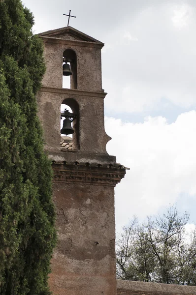 Torre de sino ao lado de uma cipreste — Fotografia de Stock