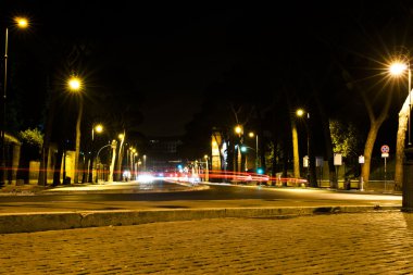 ışık yollar ile gece Roma'da sokak