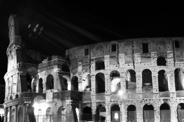 Римский Колизей ночью в Риме, Италия — стоковое фото
