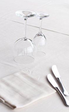 çatal bıçak ve çatal bıçak setleri ve gözlük bir keten masa örtüsü