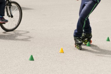 satır içi paten ile slalom
