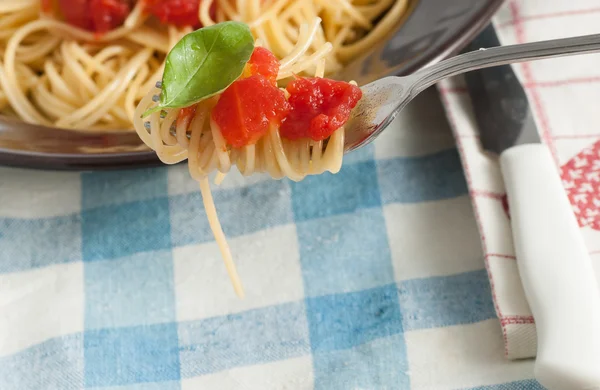 Spaghetti con pomodoro fresco e basilico — Foto Stock