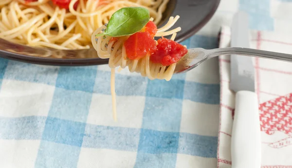 Spaghetti mit frischen Tomaten und Basilikum — Stockfoto