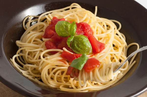 Spaghetti con pomodoro fresco e basilico — Foto Stock