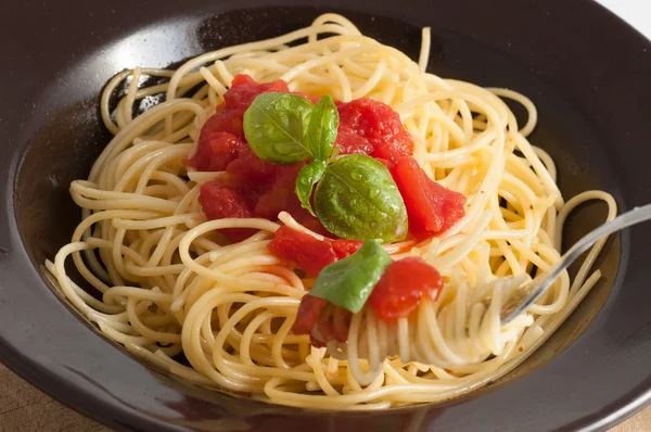 Spaghetti mit frischen Tomaten und Basilikum — Stockfoto