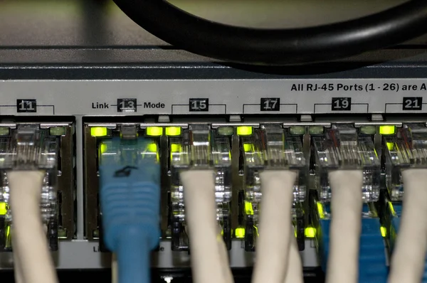 Сетевой коммутатор Ethernet с кабелями Ethernet — стоковое фото