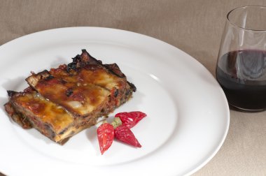 Patlıcan parmesan biber ve şarap ile