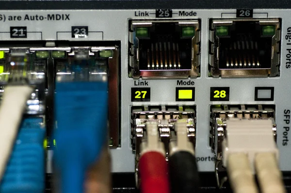 Switch Jaringan Ethernet dengan kabel ethernet — Stok Foto