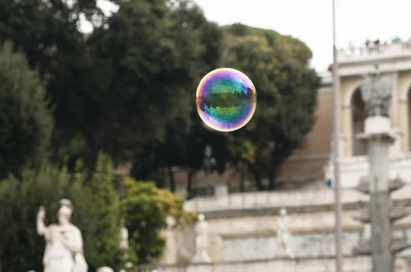Mýdlová bublina v centru Říma. — Stock fotografie