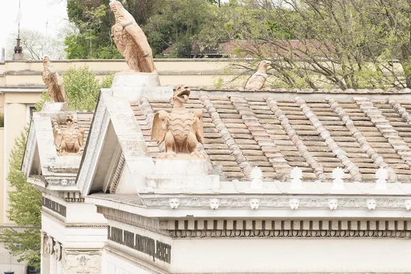 Animales heráldicos en el techo de un templo — Foto de Stock
