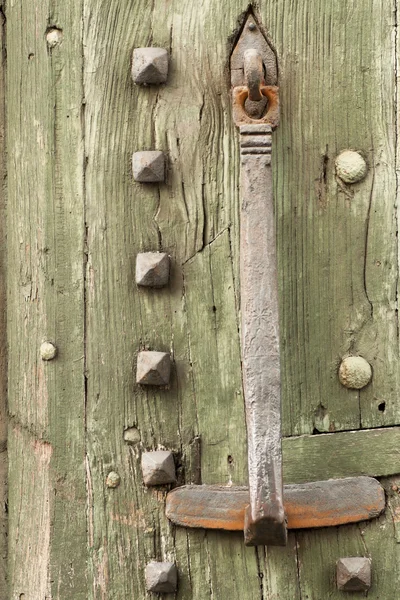 Detalhe de uma porta velha e mediaval — Fotografia de Stock