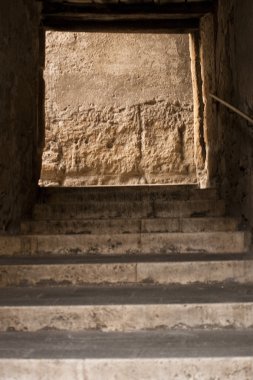 eski taş merdivenle yokuş yukarı bir ortaçağ köyü.