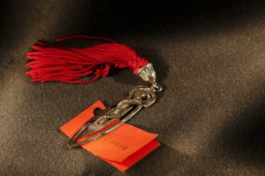 Üniversite sonuna ulaşılmasına kutlamak için iyilik kırmızı