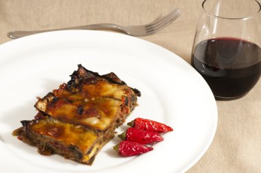 Patlıcan parmesan biber ve şarap ile