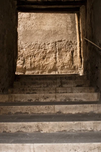 eski taş merdivenle yokuş yukarı bir ortaçağ köyü.