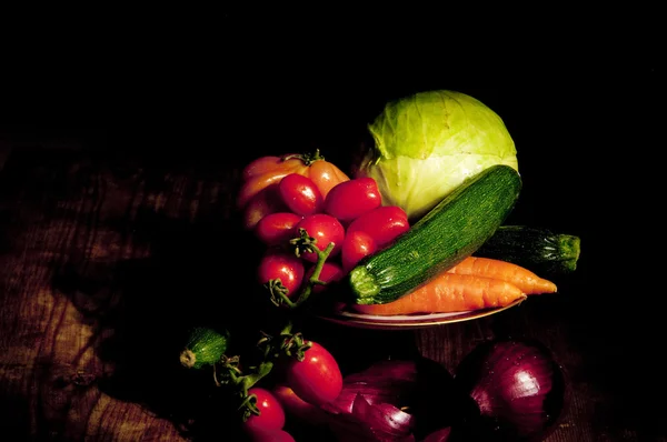 Footed plate with vegetables — Stock Photo, Image