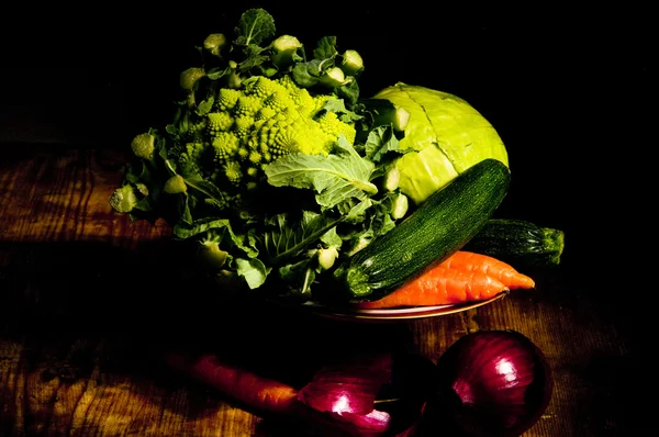 Hlavní postavou je nohy talíř se zeleninou — Stock fotografie