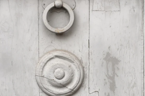 Detalhe em relevo alça de metal e uma porta velha — Fotografia de Stock