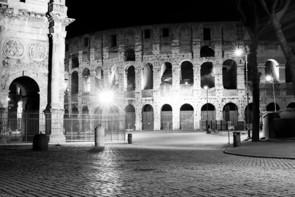 Kolosseum bei Nacht — Stockfoto
