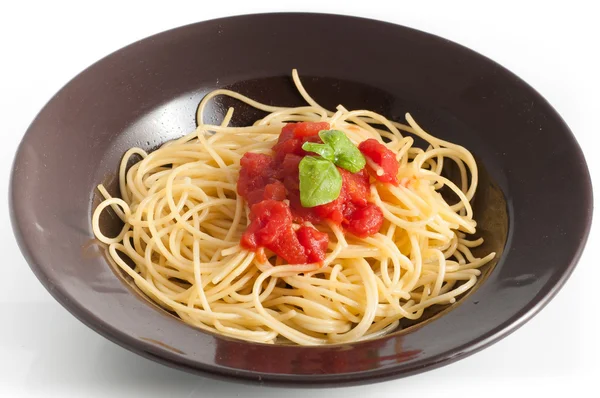 Спагетти со свежими помидорами и базиликом — стоковое фото