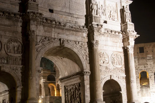 Coliseu e Arco de Constantino à noite — Fotografia de Stock