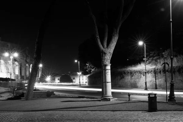 Straat in Rome at night met licht paden — Stockfoto