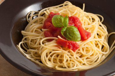 taze domates ve fesleğen ile spagetti