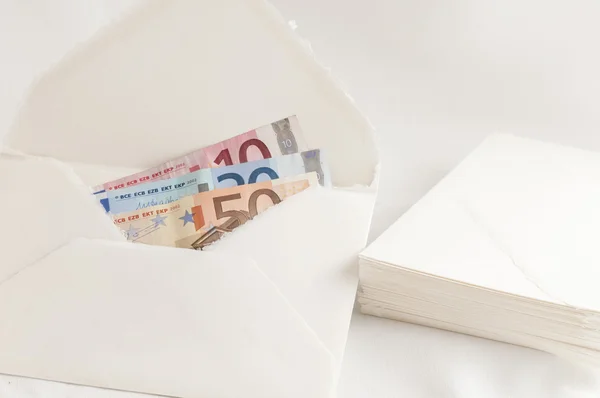 Дать денег в конверте — стоковое фото