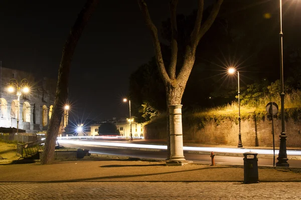 Rue à Rome la nuit avec des sentiers lumineux — Photo
