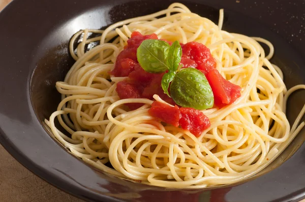 Спагетти со свежими помидорами и базиликом — стоковое фото