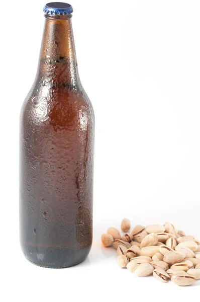 Mörk flaska öl på en vit bakgrund — Stockfoto