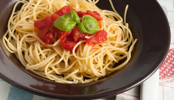 Spaghetti con pomodoro fresco e basilico — Foto Stock