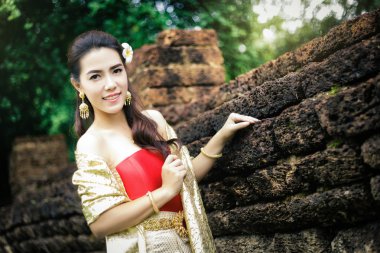 Tipik giyen kadın Tay Tay elbise