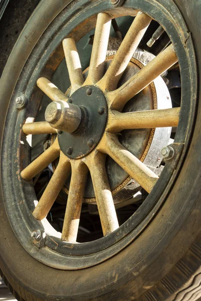 Ein Altes Speichenrad Aus Holz Aus Einem Oldtimer — Stockfoto