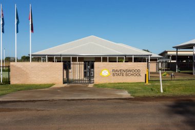 Yeni bir okul Ravenswood, Queensland, Avustralya 'daki bir altın madeni şirketi tarafından yıkılmak üzere olan eskisinin yerine inşa edildi..