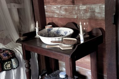 Antika yatak odası öncülerin çamaşır seti, fırça, tarak ve çamaşır tezgahıyla nasıl yaşadıklarını gösteriyor. Rockhampton Miras Köyü, Queensland.