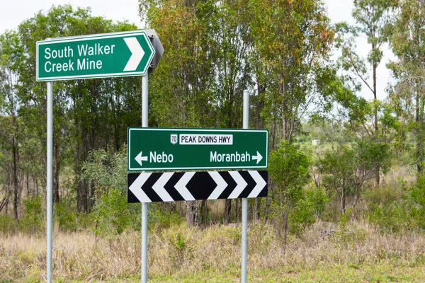 Merkez Queensland 'daki Bowen Havzası' ndaki South Walker Creek Madeni için yön tabelası. Nebo ve Moranbah arasındaki otoyolda..