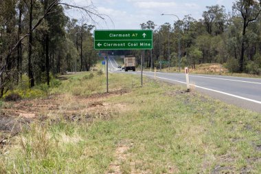 Merkez Queensland 'daki Bowen Havzası' nda Clermont açık kömür madeni için istikamet tabelası..