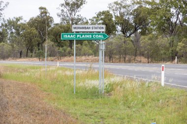 Merkez Queensland 'daki Bowen Havzası' ndaki Isaac Plains kömür madenleri için yön tabelası Mackay ve Moranbah arasındaki otoyolda..