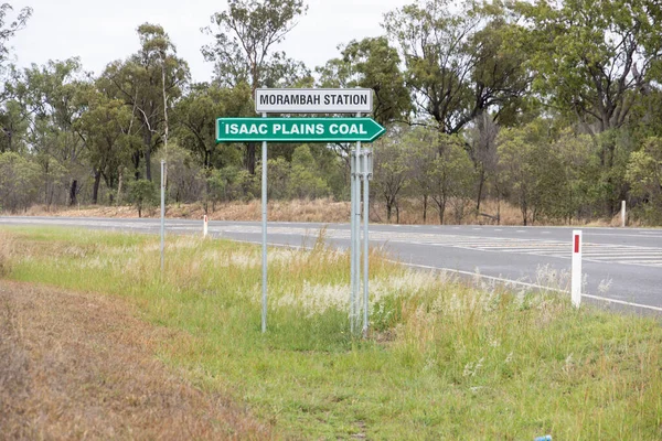 Merkez Queensland 'daki Bowen Havzası' ndaki Isaac Plains kömür madenleri için yön tabelası Mackay ve Moranbah arasındaki otoyolda..