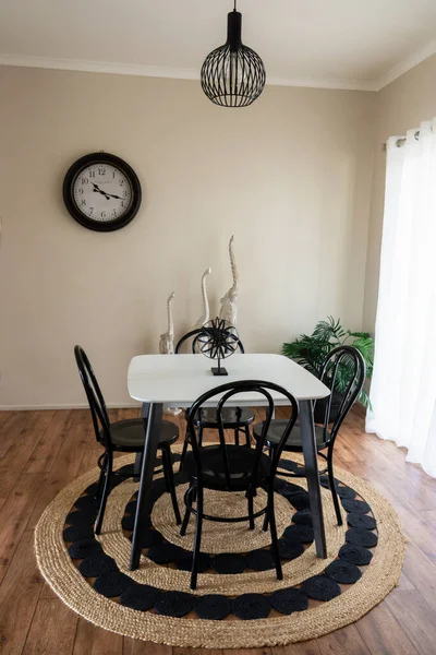 Tarafsız gölgelerde bir apartman dairesinde ya da evde küçük şık bir yemek salonu..