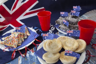 Parti yemekleri geleneksel olarak Avustralya Günü, 26 Ocak 'ta, peri ekmeği, etli turta ve lamington kekleriyle Avustralya bayrağına karşı yenir..